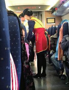 高鐵盒飯價(jià)格過(guò)高問(wèn)題，近年來(lái)已成為社會(huì)熱點(diǎn)話題。高鐵盒飯價(jià)格緣何居高不下呢？究竟是盒飯企業(yè)壟斷化經(jīng)營(yíng)，還是盒飯的成本高？這都需要高鐵相關(guān)部門(mén)公開(kāi)透明，算出明細(xì)賬。