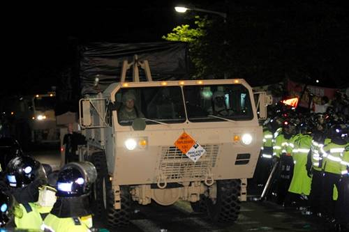 在1000多名警察的護(hù)衛(wèi)下，薩德系統(tǒng)被運(yùn)到星州的高爾夫球場圖據(jù)網(wǎng)絡(luò)