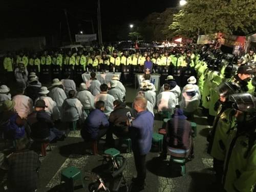 在把薩德搬運(yùn)到星州高爾夫球場過程中，當(dāng)?shù)鼐用窈途彀l(fā)生對抗沖突圖據(jù)網(wǎng)絡(luò)