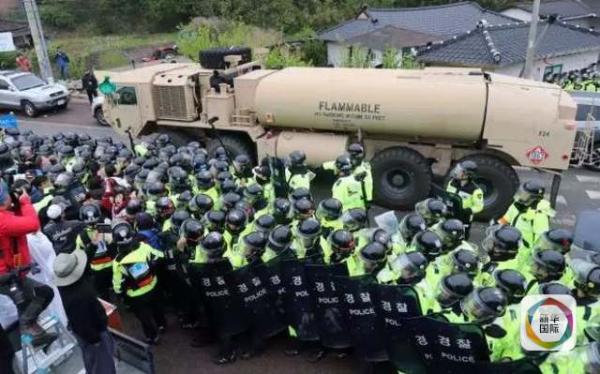 凌晨4時30分左右，駐韓美軍向“薩德”系統(tǒng)部署地星州高爾夫球場運送“薩德”相關(guān)裝備。約有20多輛卡車和軍用拖車進入星州高爾夫球場，其中裝有兩臺導彈發(fā)射架、X波段雷達及作戰(zhàn)指控中心等裝備。