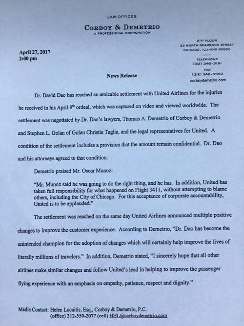 當(dāng)?shù)貢r(shí)間4月27日14點(diǎn)（北京時(shí)間28日凌晨3點(diǎn)），負(fù)責(zé)代理美聯(lián)航暴力拖拽乘客下飛機(jī)一案的律師德梅特里奧給包括央視記者在內(nèi)的媒體發(fā)來郵件，稱美聯(lián)航已與遭暴力拖拽下飛機(jī)的乘客David Dao達(dá)成和解協(xié)議。但作為條件之一，協(xié)議的具體內(nèi)容和涉及的金額保密。