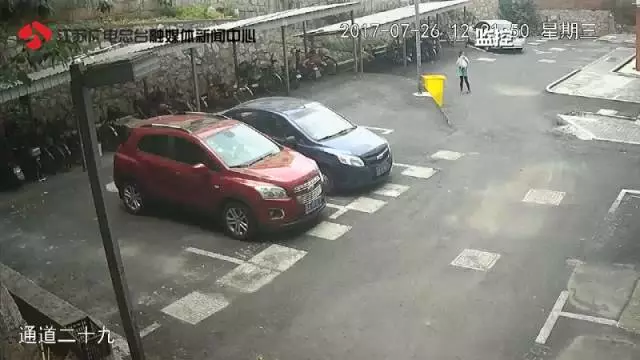 10歲女孩稱在小區(qū)內(nèi)被綁架 監(jiān)控畫面卻是這樣一幕 10歲女孩稱在小區(qū)內(nèi)被綁架 監(jiān)控畫面卻是這樣一幕