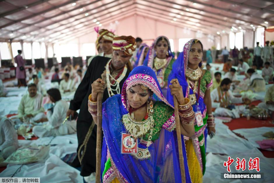 當?shù)貢r間2014年6月15日,印度新德里,印度政府為數(shù)百對貧困新人舉辦集體婚禮。