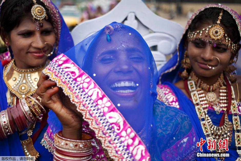 當?shù)貢r間2014年6月15日,印度新德里,印度政府為數(shù)百對貧困新人舉辦集體婚禮。