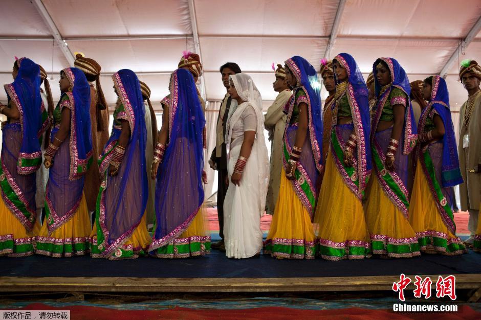 當?shù)貢r間2014年6月15日,印度新德里,印度政府為數(shù)百對貧困新人舉辦集體婚禮。