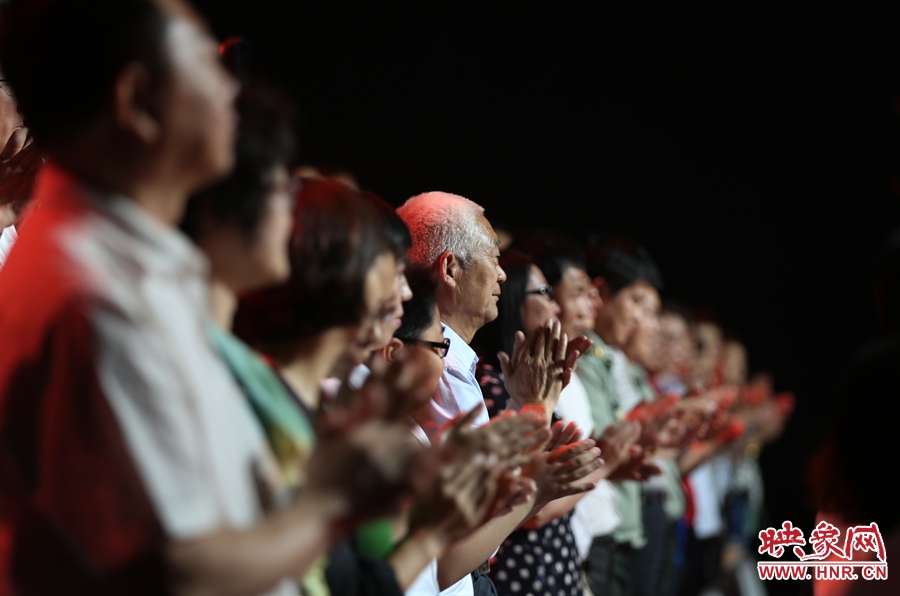 中央電視臺“時代楷?！卑l(fā)布廳，觀眾起立為“編外雷鋒團”鼓掌。