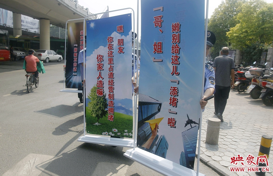 “哥、姐，嫩（你們）別給這兒添堵啦?！? width=