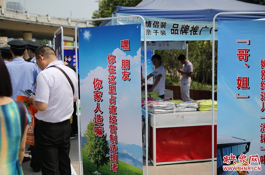 你在這里占道經(jīng)營(yíng)“你家人造（知道）嘛？”