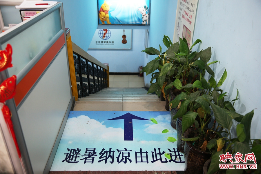 金水區(qū)人防（珠江琴行）納涼點(diǎn)入口處的明顯標(biāo)識(shí)。