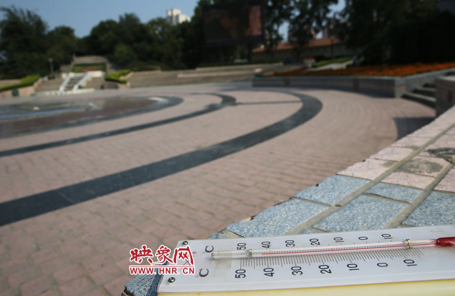 7月8日下午15時(shí)46分，紫荊山公園地表溫度為42度（溫度計(jì)放置地面測(cè)量），比人防納涼處高17度。