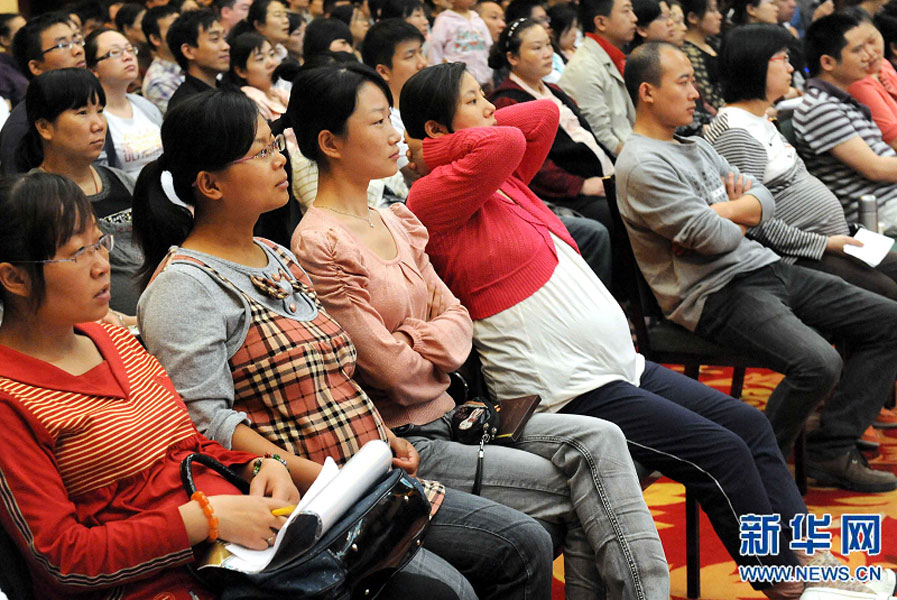 “準(zhǔn)媽媽”和“準(zhǔn)爸爸”們在鄭州市舉行的一場金色“孕”律音樂會(huì)現(xiàn)場欣賞搖籃曲（2011年5月8日攝）。