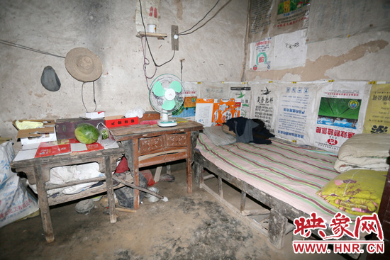 老人的居住條件十分簡陋。
