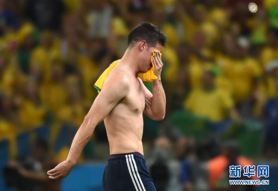 7月4日，哥倫比亞隊(duì)球員羅德里格斯退場(chǎng)時(shí)掩面而泣。