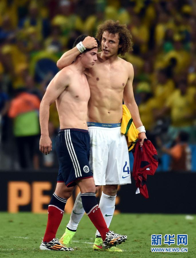 圖為7月4日，巴西隊(duì)球員路易斯（右）賽后安慰哥倫比亞隊(duì)球員羅德里格斯。