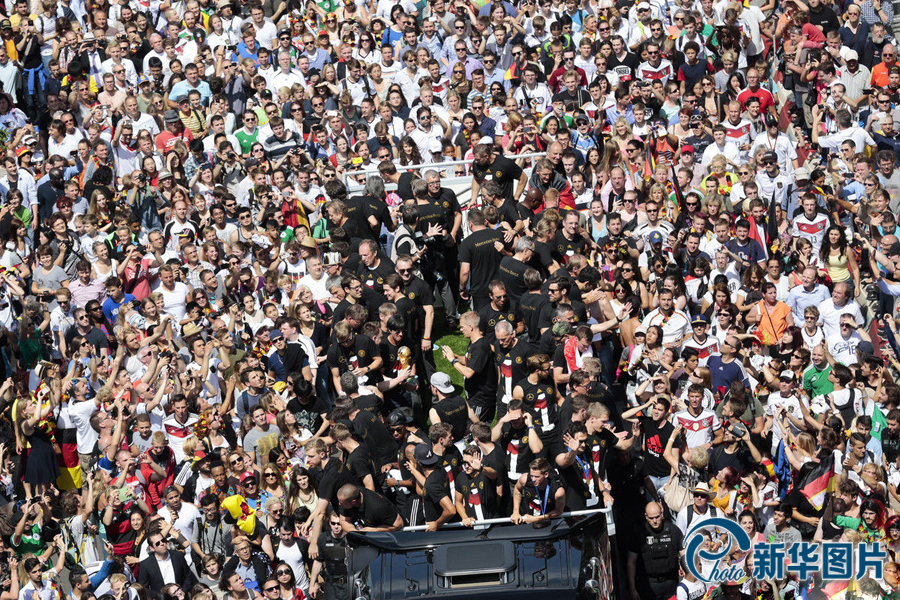 當(dāng)?shù)貢r間2014年7月15日，德國柏林，德國隊歸國舉行奪冠巡游。