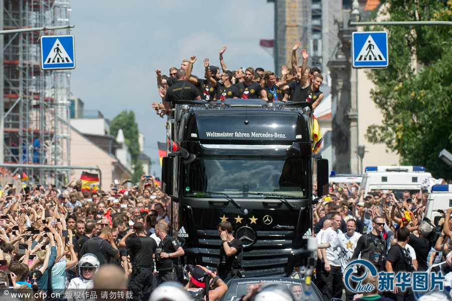當(dāng)?shù)貢r間2014年7月15日，德國柏林，德國隊歸國舉行奪冠巡游。