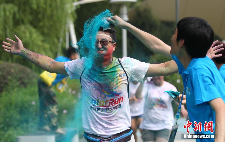 7月19日,參加彩虹跑的年輕人沖向終點(diǎn)后合影。
