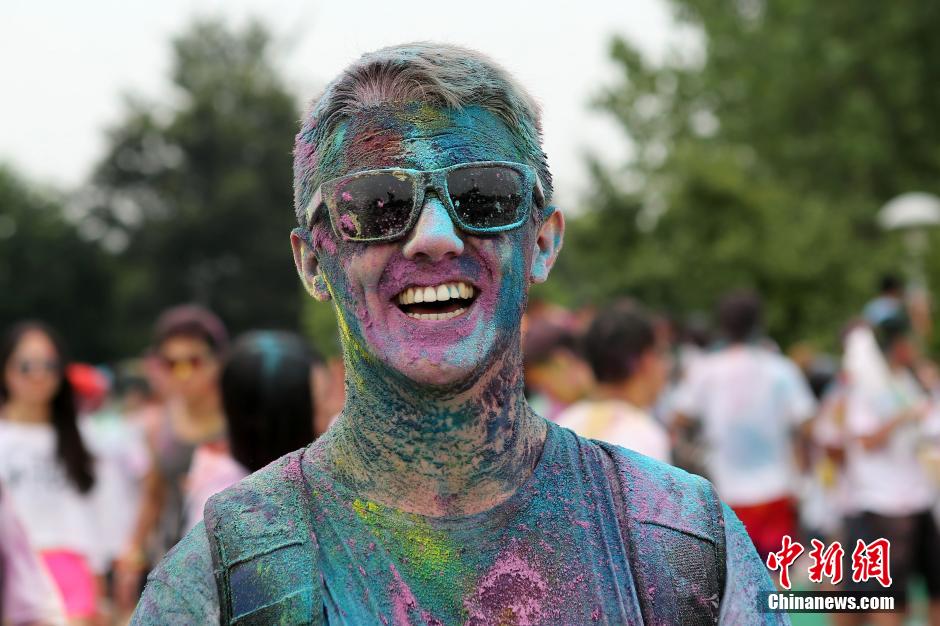 7月19日,參加彩虹跑的年輕人沖向終點(diǎn)后合影。