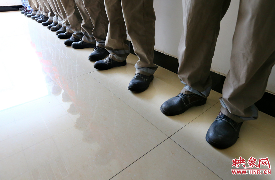 由于工作需要，即使在高溫天氣下也必須穿厚重的絕緣鞋