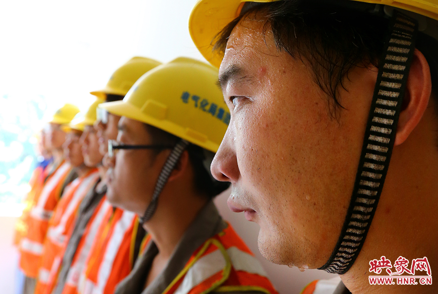 入伏的天氣里，一套工裝穿在身上，即使不動也是滿頭大汗