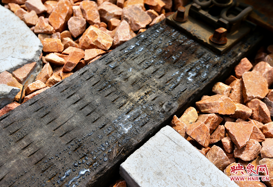 烈日的烘烤下，枕木上的瀝青已經(jīng)被曬化