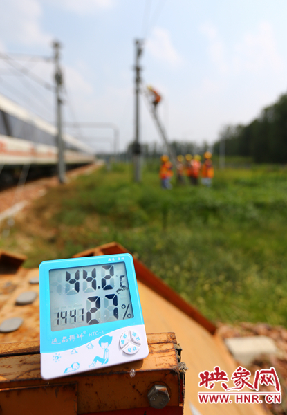 剛開始工作20分鐘，戶外溫度已經(jīng)達(dá)到44.2℃