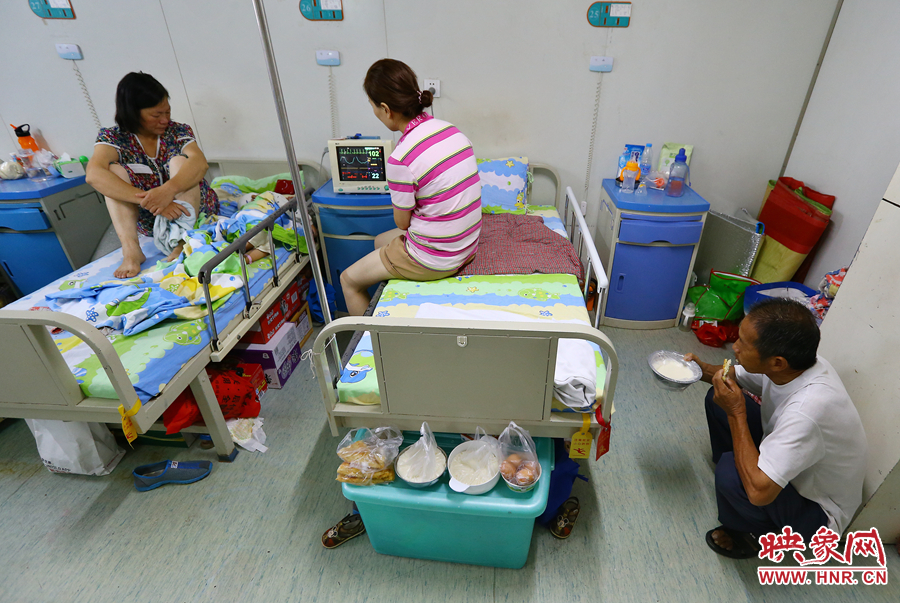 早上八點多，親戚買來了早餐，可是孩子的奶奶和姑姑卻吃不下去