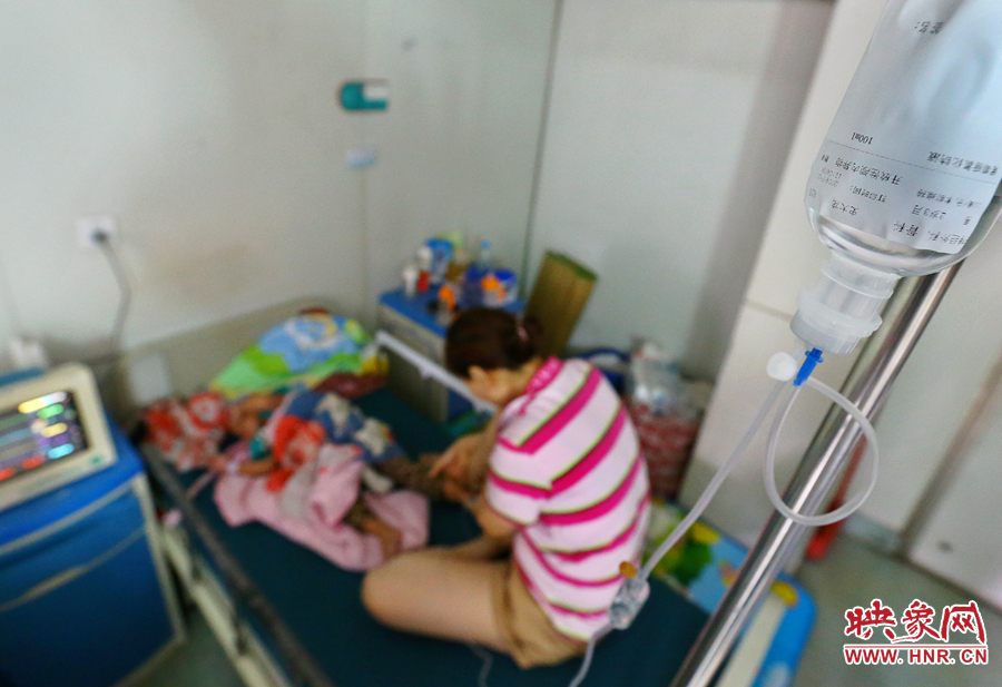 早上7點左右，醫(yī)生為大龍輸液做術前準備