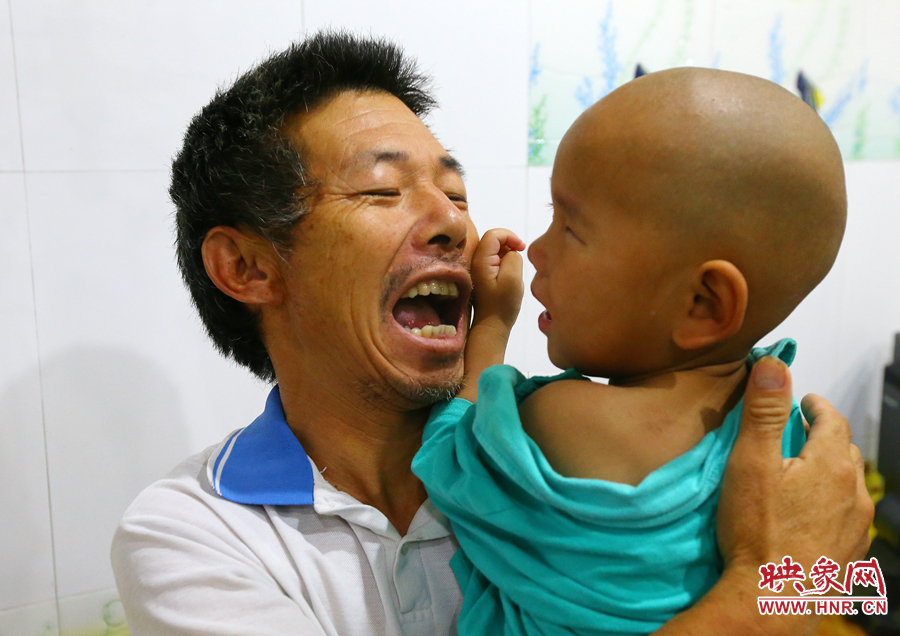 麻醉前，爺爺努力逗著大龍笑，他希望孩子能暫時忘記傷病帶來的疼痛