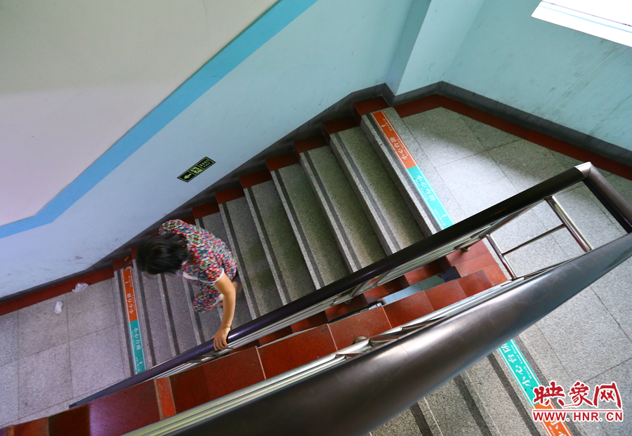 當看到孫子進入手術室后，大龍的奶奶含著淚離開