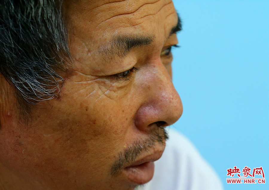 大龍爺爺兩鬢的白發(fā)這兩天好像又多了些，在手術室外的等待，更是對他內(nèi)心的煎熬。