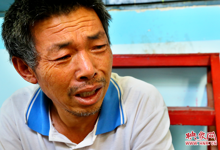 當醫(yī)生告知大龍手術成功的時候，爺爺忍不住哭了起來