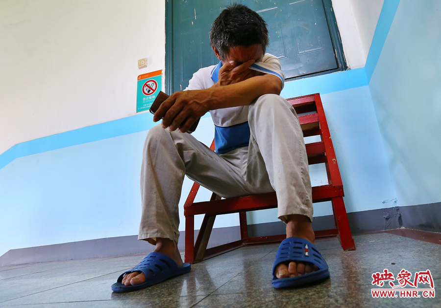 爺爺通過電話告知守護小龍的奶奶，大龍手術成功后喜極而泣