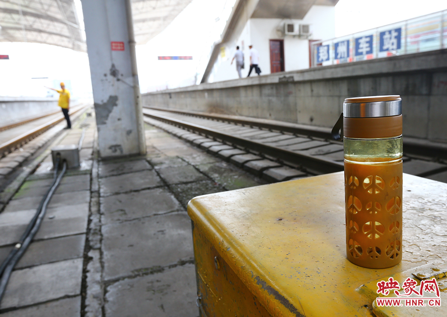 高溫下的河南表情之二:鄭州火車站上水工 高溫下的河南表情之二:鄭州火車站上水工