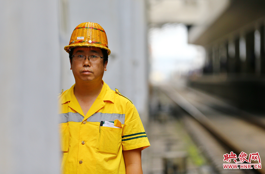 高溫下的河南表情之二:鄭州火車站上水工 高溫下的河南表情之二:鄭州火車站上水工