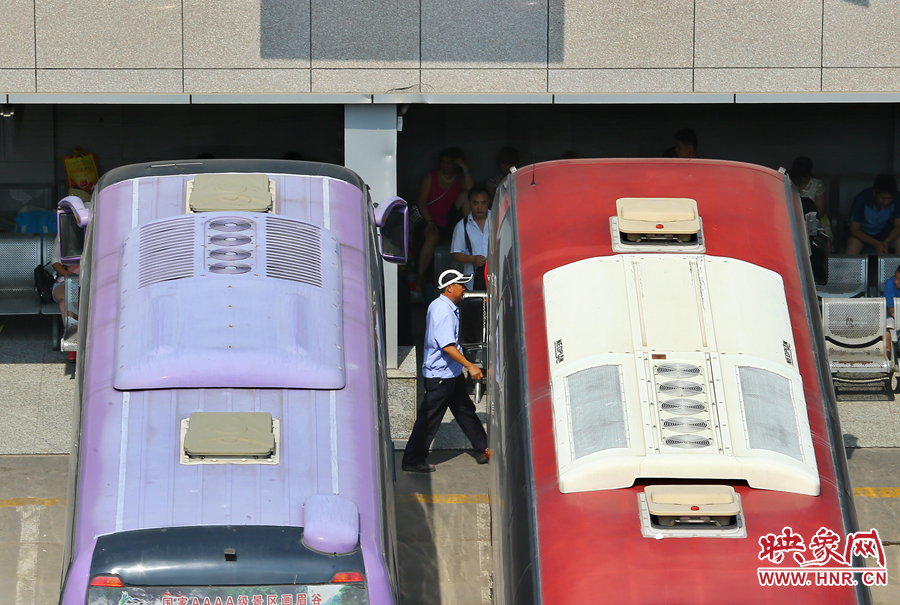 調(diào)度員的身影，在客車間不停穿梭