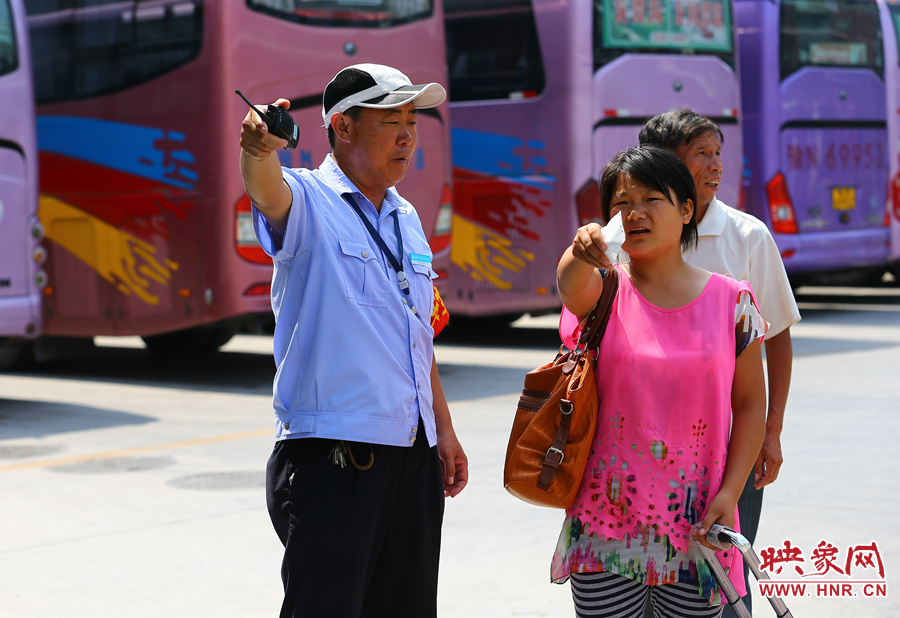 指揮調(diào)度期間，不停的有乘客咨詢乘車問題，調(diào)度員都是耐心的給他們解答