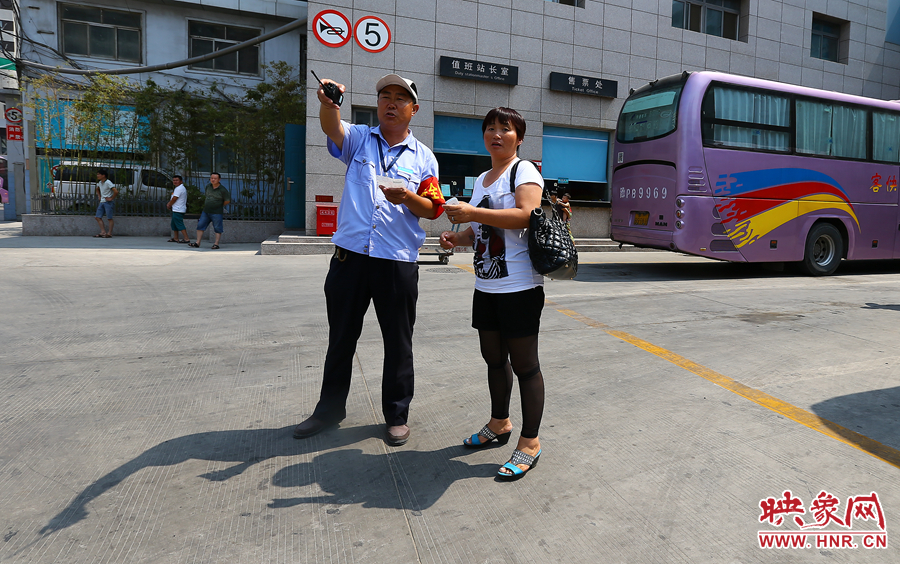 調(diào)度員不僅要保證車輛安全通暢，還肩負著疏導旅客的工作