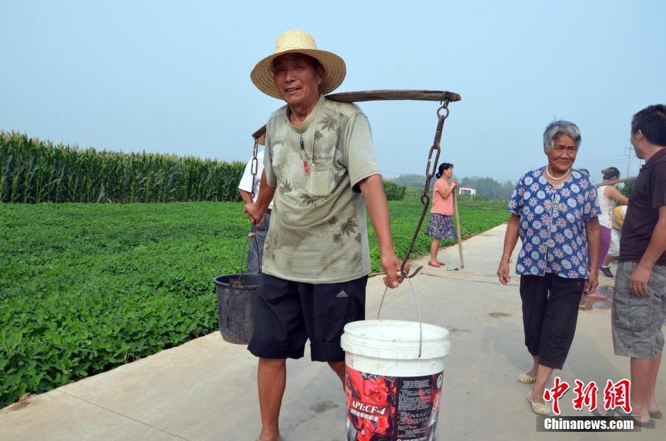 每天排隊(duì)取水，廢水循環(huán)使用已成為該村老少的生活習(xí)慣。