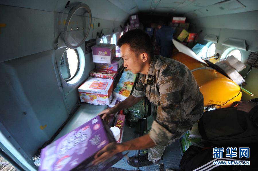  8月5日，在魯?shù)榭h龍頭山鎮(zhèn)，部隊官兵從直升機上卸載救災(zāi)物資。
