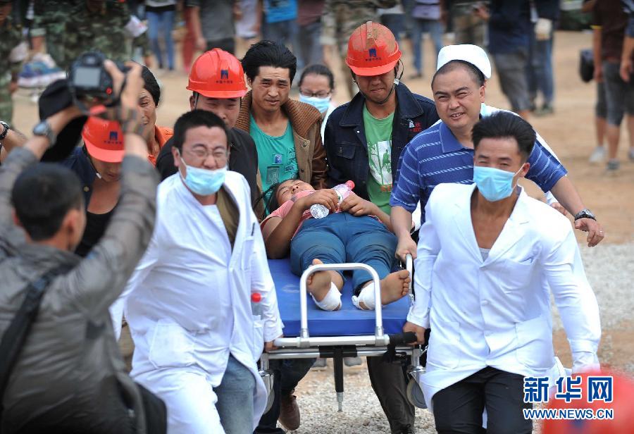8月5日，在魯?shù)榭h龍頭山鎮(zhèn)，醫(yī)護人員準備將傷員轉(zhuǎn)運到直升機。