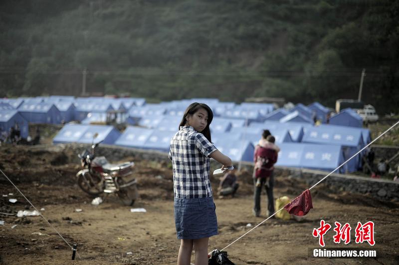 云南昭通龍頭山鎮(zhèn)受災(zāi)群眾安置點，上千災(zāi)民被安置在此，開始新的生活。