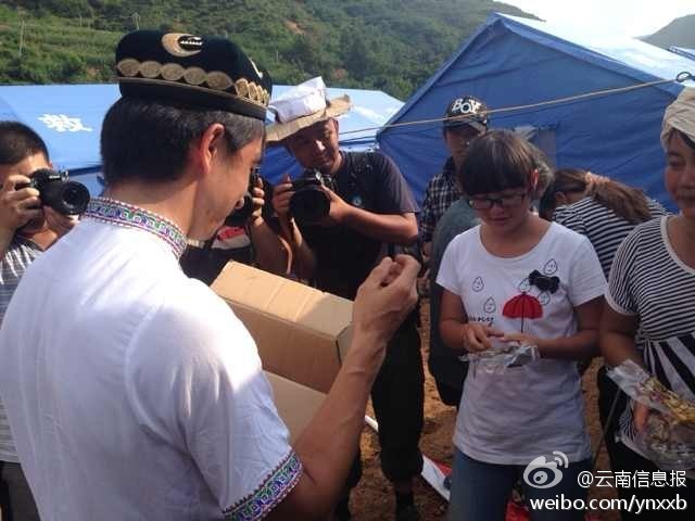 “切糕王子”阿迪力帶著重達(dá)5噸、價(jià)值50萬(wàn)元的切糕于7日下午抵達(dá)魯?shù)榈卣鹫鹬旋堫^山鎮(zhèn)。