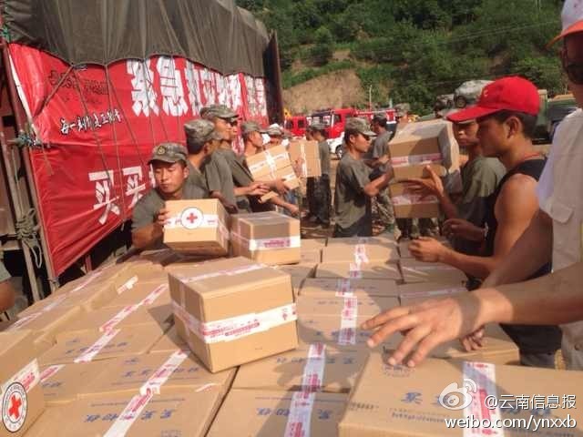 第14集團(tuán)軍官兵協(xié)助阿迪力將1100余箱切糕從貨車上卸下。