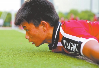 　南京天氣炎熱，地表溫度有時達到40℃以上，烈日下孩子們的衣服濕了又干、干了又濕。