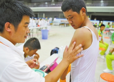 　南京天氣炎熱，地表溫度有時達到40℃以上，烈日下孩子們的衣服濕了又干、干了又濕。