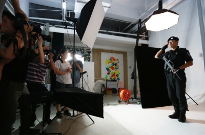 拍起大片來，特警也是一絲不茍。