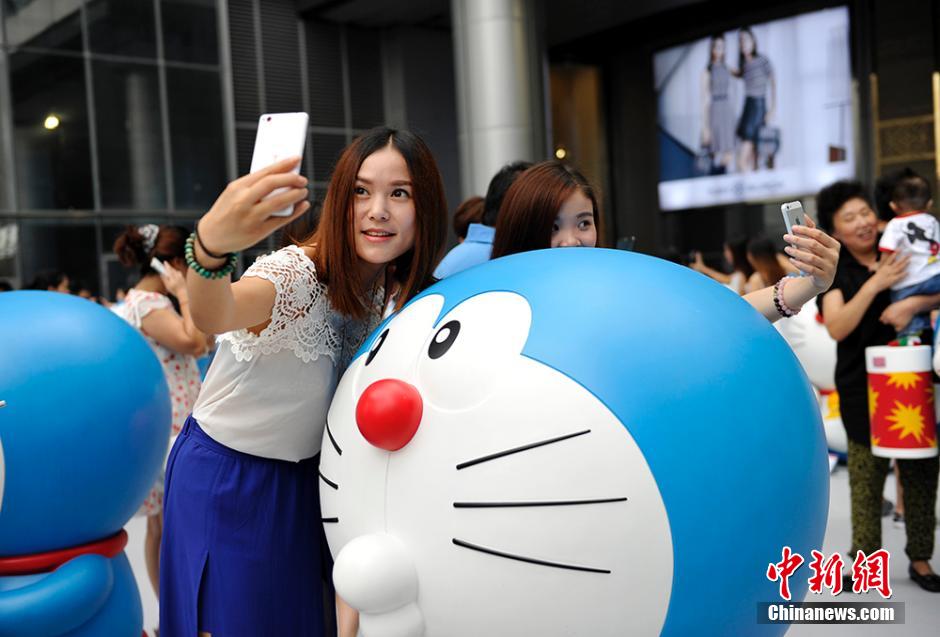 圖為成都民眾與哆啦A夢合影留念。