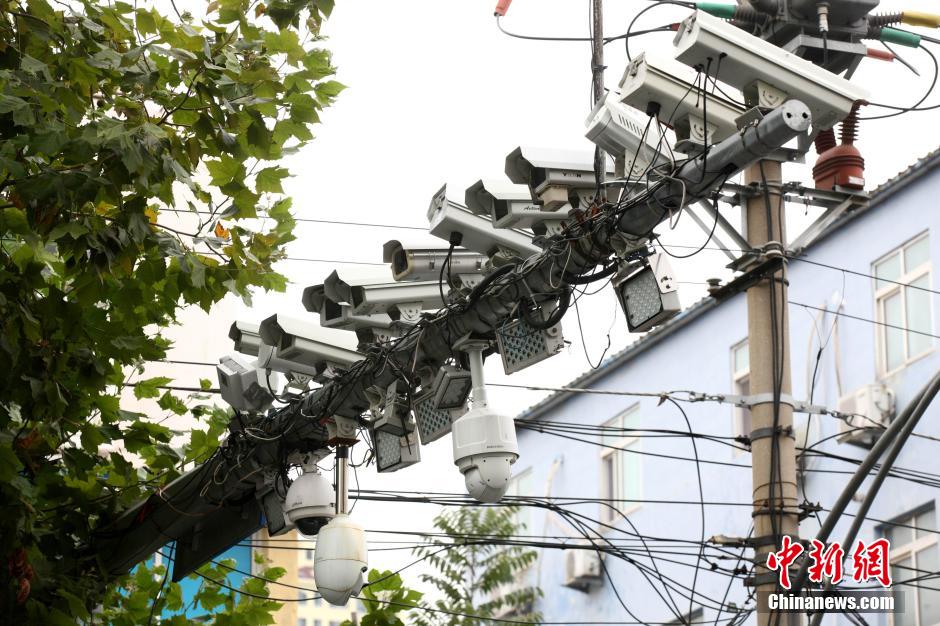 青島現(xiàn)最牛監(jiān)視設(shè)備 一根桿上架有19個探頭