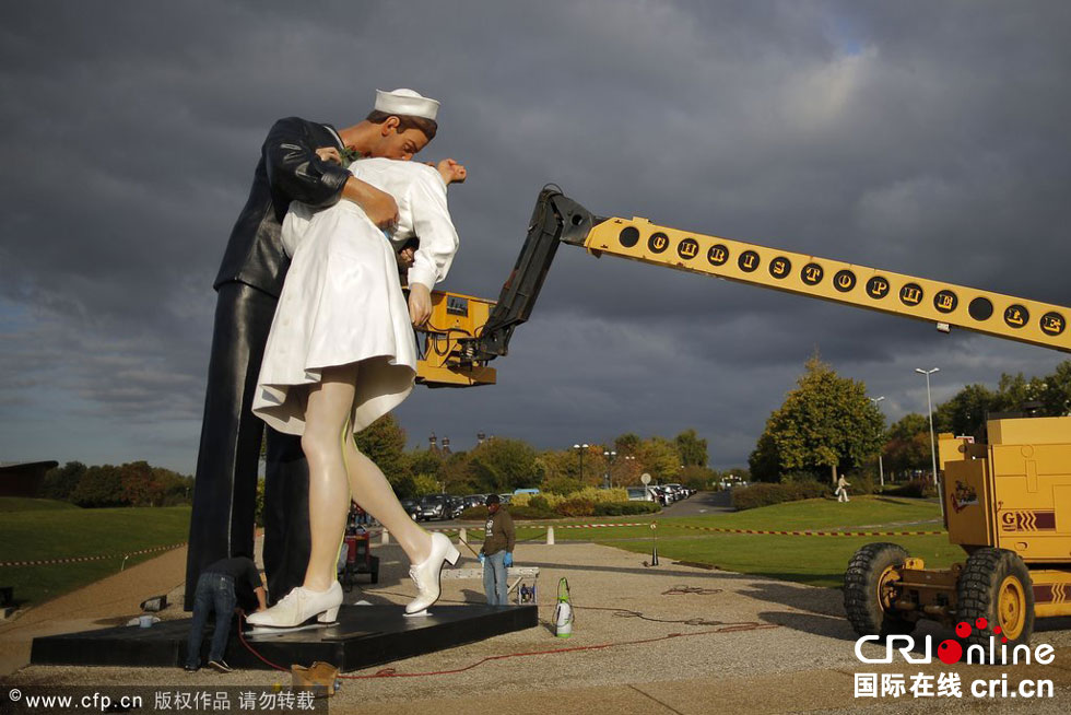 法國(guó)街頭布置“勝利之吻”雕塑 紀(jì)念二戰(zhàn)勝利 法國(guó)街頭布置“勝利之吻”雕塑 紀(jì)念二戰(zhàn)勝利